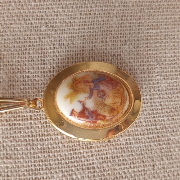 Romantic courting couple PORCELAIN PORTRAIT LOCKET NECKLACE VINTAGE - Picture 2 of 10